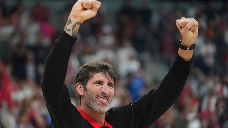 Gold in Riga: Basketballer erobern EM-Titel Trainer Alex Mumbru nach dem Endspiel.