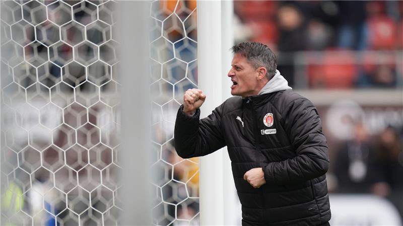 St. Pauli hofft auf das Ende seiner Durststrecke Trainer Alexander Blessin und der FC St. Pauli spielen am Samstag beim VfL Wolfsburg.