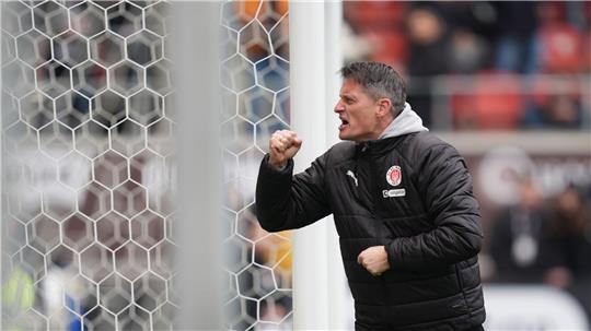 Trainer Alexander Blessin und der FC St. Pauli spielen am Samstag beim VfL Wolfsburg.