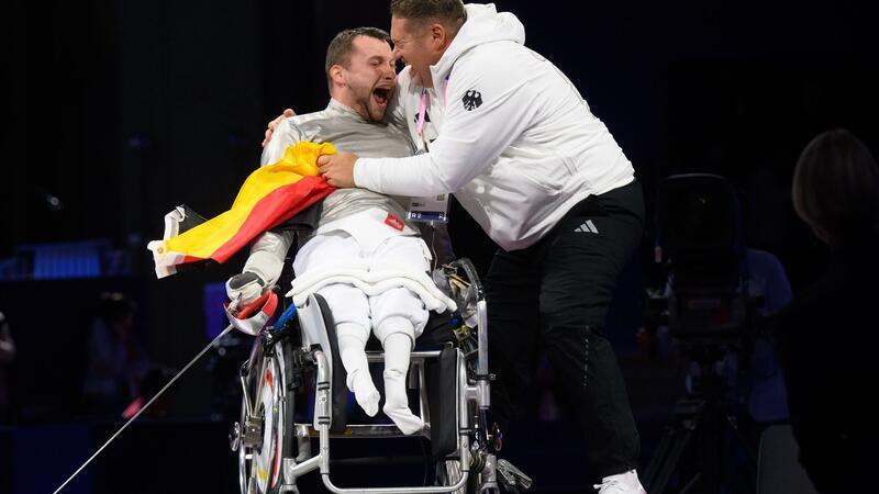 Größter Erfolg: Schmidt gewinnt Gold im Rollstuhlfechten Trainer Alexander Bondar feiert mit Paralympics-Sieger Maurice Schmidt.