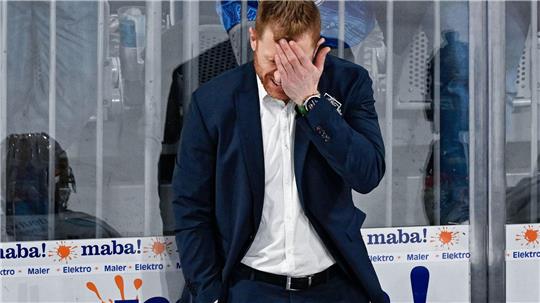 Trainer Alexander Sulzer und die Fischtown Pinguins aus Bremerhaven stehen vor dem Playoff-Aus.