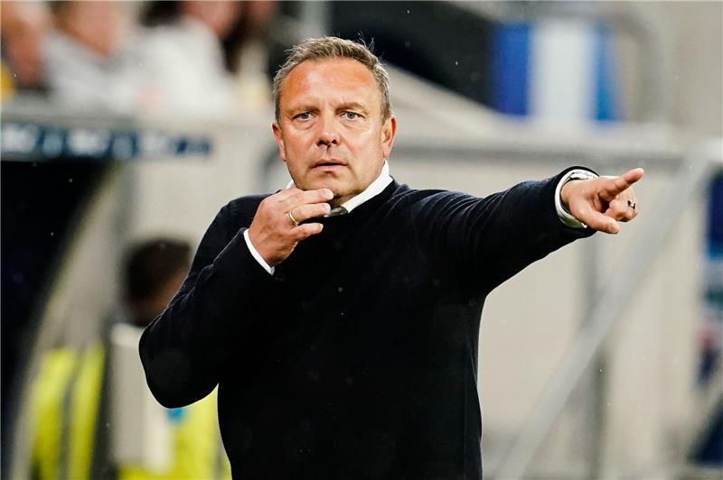 Breitenreiter lobt Defensivarbeit: Alle spielen gegen Ball Trainer André Breitenreiter steht an der Seitenlinie.