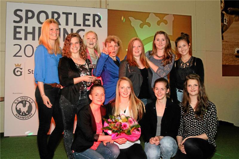 Trainer Anne Beese (Mitte) macht das Victory-Zeichen. Die J.E.T.s wurden schon zum achten Mal „Mannschaft des Jahres“.