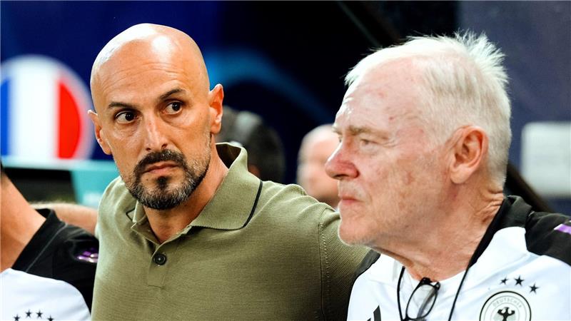 „Das größte Spiel“: U21 will Final-Krönung gegen England Trainer Antonio Di Salvo (l) freut sich auf ein großes FInale.