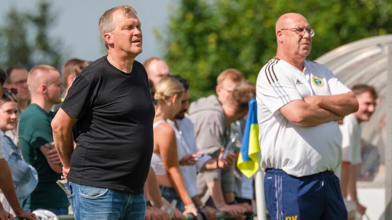 Die beiden Urgesteine sind bei der TSG II zurück Trainer Bernd Vollrodt (l.) und Betreuer Michael „Schorse“ Koch stehen in der zweiten Hälfte der vorigen Saison bereits gemeinsam beim Bezirksliga-Team der TSG Bad Harzburg an der Seitenlinie.