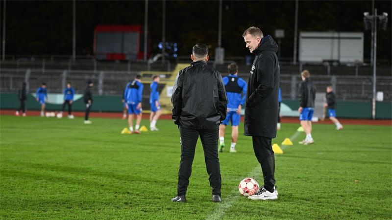 Dorfclub gegen Hauptstadt: Pokal-Duell der Gegensätze Trainer Burak Bahar (l.) und Jeddelohs Sportchef Olaf Blancke träumen vom nächsten Pokal-Coup.