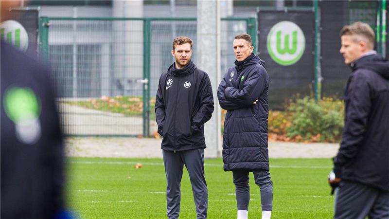 Trainer Daniel Bauer (2.v.l.) steht beim Training neben Co-Trainer Tobias Holm (l).