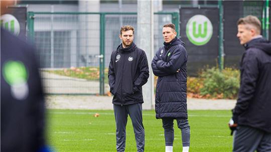 Trainer Daniel Bauer (2.v.l.) steht beim Training neben Co-Trainer Tobias Holm (l).