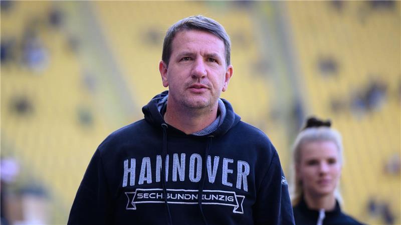 Trainer Daniel Stendel und Hannover 96 II steigen aus der 3. Liga ab.