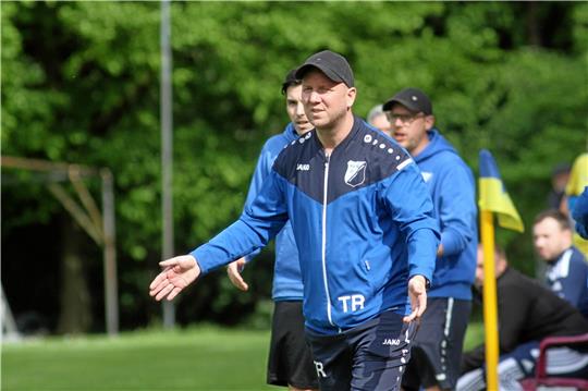 Trainer Dennis Gläser und die FG Vienenburg/Wiedelah haben in der Nordharzliga wieder die Pole Position eingenommen. Foto: Gietemann