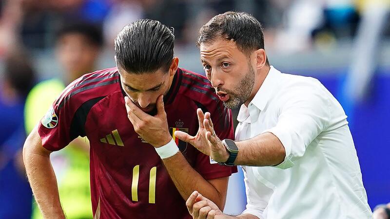 Pechvogel Lukaku: Belgien nach Auftaktpleite unter Druck Trainer Domenico Tedesco (r) und Belgien unterlagen der Slowakei in Frankfurt überraschend.