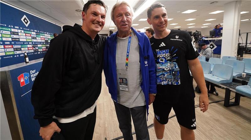 Trainer-Duo mit Legende: HSV-Trainer Merlin Polzin (l), Co-Trainer Loic Favé (r) und Nachwuchsdirektor Horst Hrubesch. 