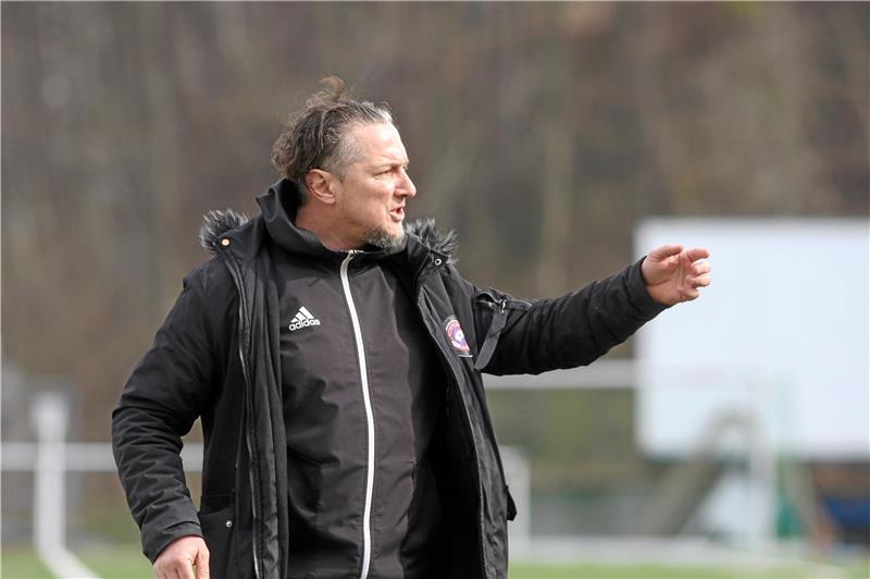 Okers Neustart nach der Fastenzeit Trainer Ender Özvar dirigiert sein Team von der Außenlinie. Der VfL Oker plant für die Zukunft einen ganzheitlichen Ansatz mit den Mannschaften in der Bezirksliga und der Nordharzliga. Foto Gietemann