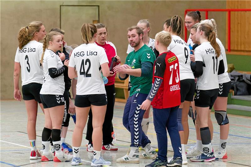Trainer Fabian Matthes (Mitte) schwört sein Team ein. Die Handballerinnen der HSG Liebenburg-Salzgitter wollen auch in der kommenden Saison in der Landesliga spielen. Foto: Drechsler