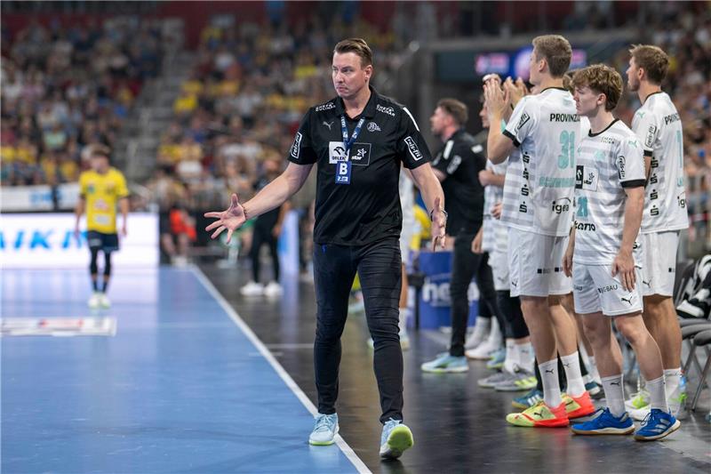 THW Kiel gewinnt Heimspiel gegen Gummersbach Trainer Filip Jicha und seine Kieler setzten sich gegen Gummersbach deutlich mit 41:30 durch.