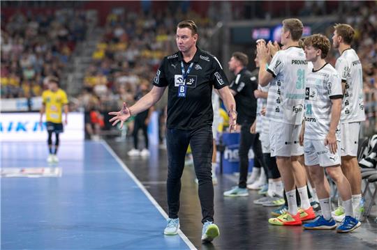 Trainer Filip Jicha und seine Kieler setzten sich gegen Gummersbach deutlich mit 41:30 durch.