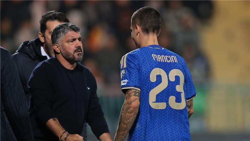 Trainer Gennaro Gattuso (l) wird mit Italien den Umweg über die Playoffs nehmen müssen.