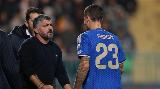 Trainer Gennaro Gattuso (l) wird mit Italien den Umweg über die Playoffs nehmen müssen.
