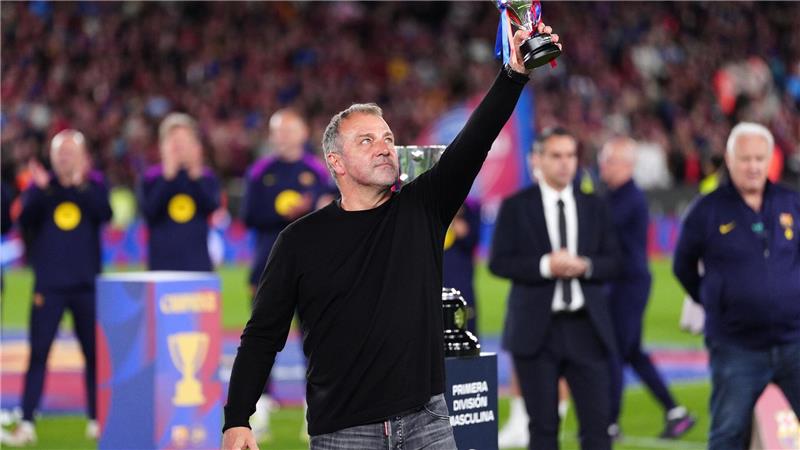 Trainer Hansi Flick feiert den zweiten Ligatitel in Serie.