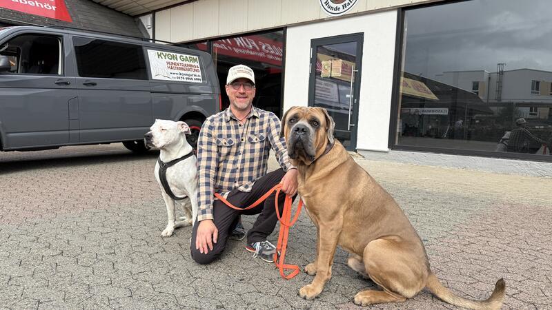 Trainer Henning Frischkorn mit seinen Hunden Melvin (r.) und Poochie.