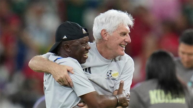 Trainer Hugo Broos (r) hat großen Anteil am historischen Erfolg Südafrikas.