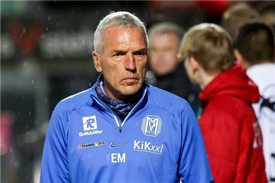 Trainer-Ikone Ernst Middendorp bleibt dem Emsland treu.