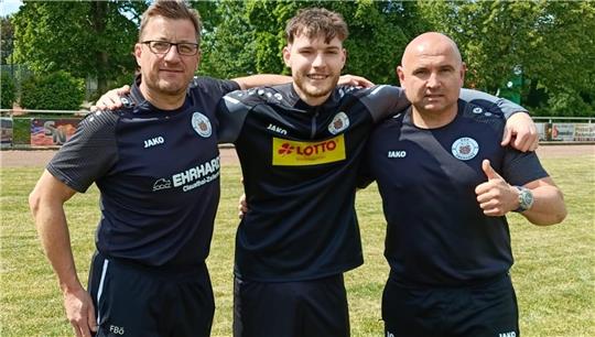 Trainer Jacek Ciesla (r.) und Mannschaftsverantwortlicher Fabian Böttcher (l.) freuen sich, dass Torjäger Nicklas Kühl an Bord bleibt.