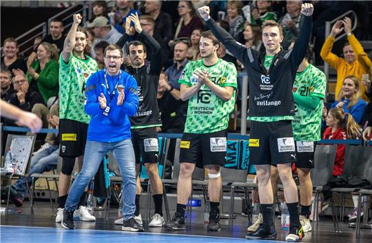 Trainer Jaron Siewert (2.v.l.) und die Füchse konnten die Tabellenführung zurückerobern.
