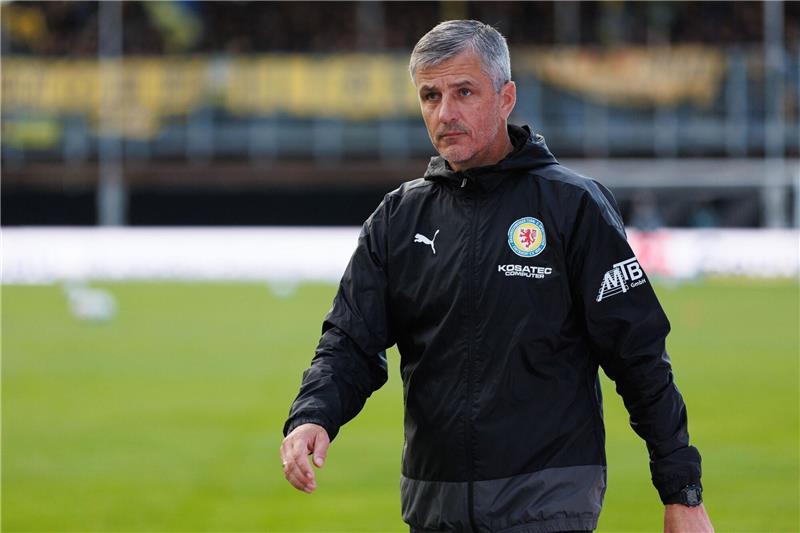 Gespräche am Samstag: Härtel in Braunschweig unter Druck Trainer Jens Härtel holte in elf Pflichtspielen mit der Eintracht nur einen Sieg.