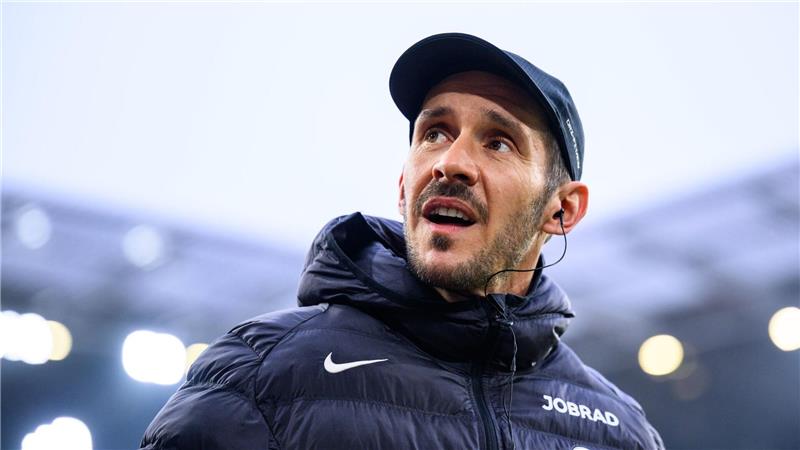 Trainer Julian Schuster und seine Freiburger sind am Samstag in Wolfsburg zu Gast. (Archivbild)