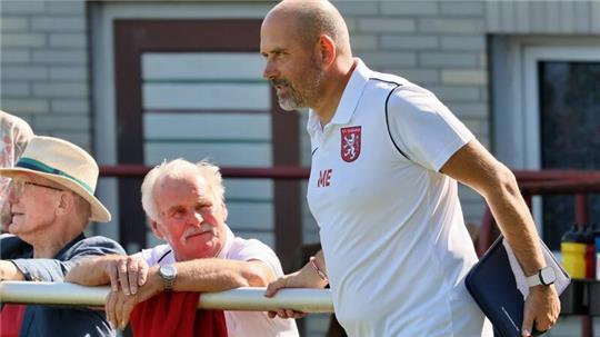 Trainer Marco Elsenbruch ist mit dem SV Schladen neuer Tabellenführer der Fußball-Nordharzliga. Trotz fünf Siegen in Folge bleibt er bei der Zielsetzung für die Saison erst einmal bescheiden.