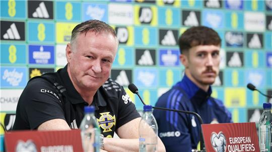 Trainer Michael O’Neill und Trai Hume (r.) sprechen bei der Pressekonferenz vor dem Spiel gegen Deutschland. 
