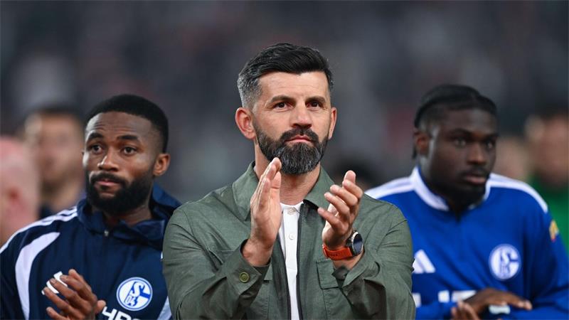 Euphorie und Promi-Power: Der „Mythos Schalke“ ist zurück Trainer Miron Muslic steht vor seinem ersten Bundesligaspiel. (Archivbild)