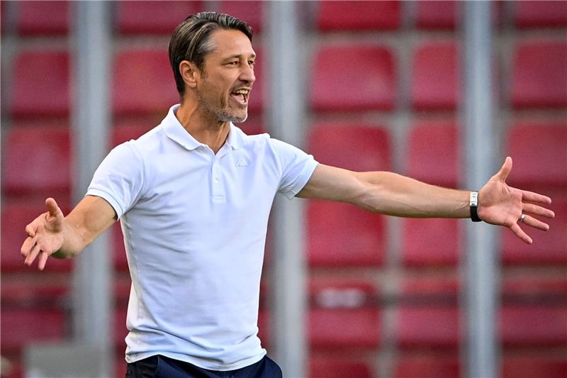 Trainer Niko Kovac gestikuliert.