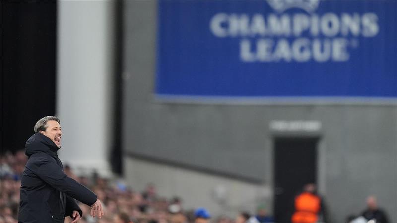 Trainer Niko Kovac von Borussia Dortmund gestikuliert beim Spiel gegen den FC Kopenhagen am Spielfeldrand.