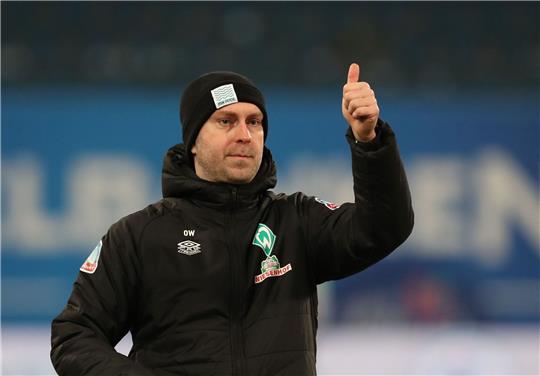 Trainer Ole Werner von Werder Bremen hebt den Daumen.