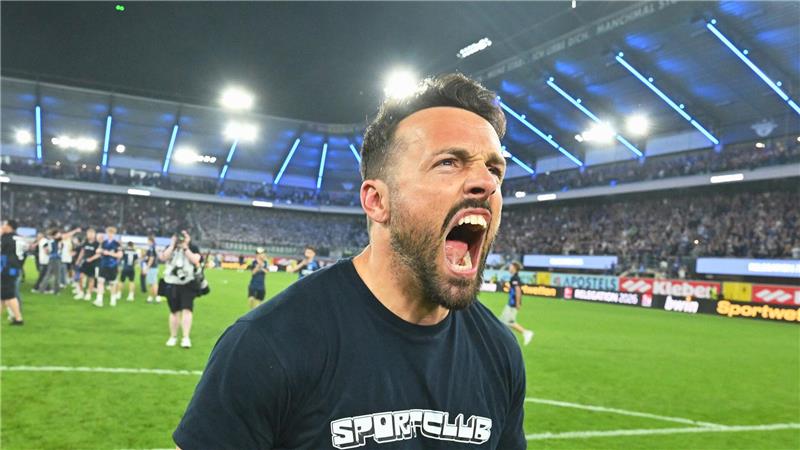 Trainer Ralf Kettemann (SC Paderborn 07) jubelt.