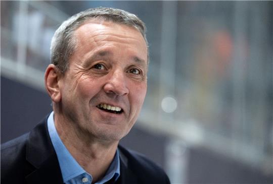 Trainer Thomas Popiesch von Bremerhaven kommt vor dem Spiel in die Halle.