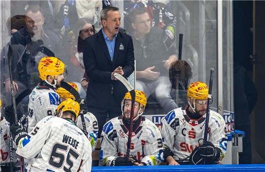 Trainer Thomas Popiesch von Pinguins Bremerhaven ruft seinem Team etwas zu.