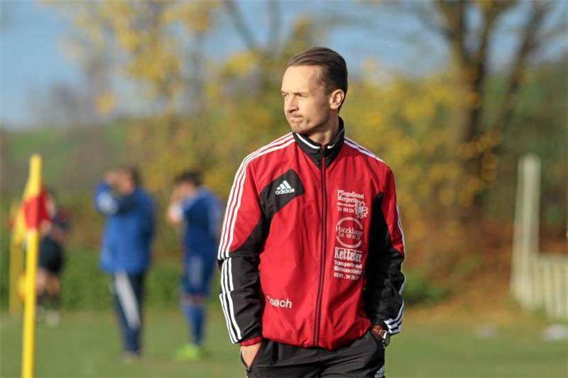 Lange Leidenszeit in Münchehof: 153 Tage ohne Fußball Trainer Timm Ahfeldt scheint sich wohl noch nicht sicher zu sein, ob die Pause gegen Lebenstedt endet. Foto: Gietemann