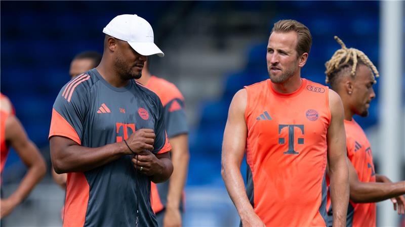 WM-Flop droht: Bayern-Stars „auf gepackten Koffern“ Trainer Vincent Kompany (l) im Gespräch mit Torjäger Harry Kane.