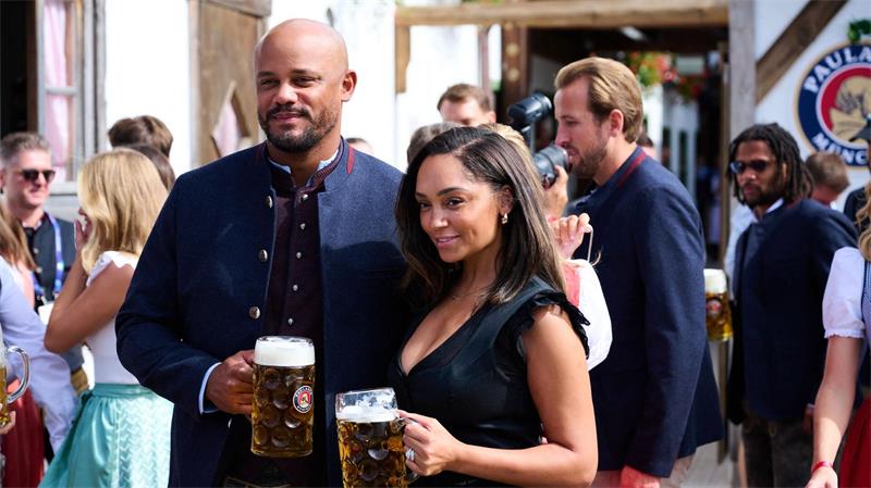 Sport am Wochenende: Bayern feiern in Tracht, Zverev jubelt Trainer Vincent Kompany mit seiner Frau Carla Higgs vor dem Käferzelt auf der Theresienwiese.
