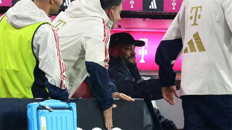 Bayern feiern Torfest nach Frusttagen - Kompany angeschlagen Trainer Vincent Kompany saß fast die gesamte Spielzeit auf der Bank.