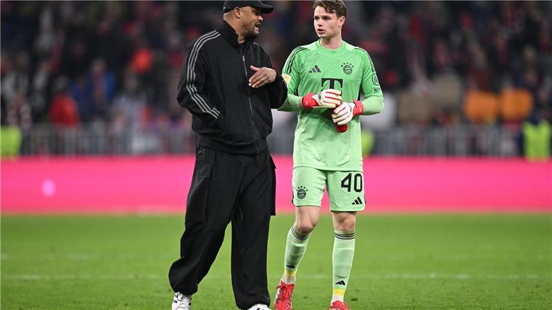 Trainer Vincent Kompany wird auch in Bergamo auf Torhüter Jonas Urbig (r) setzen. 