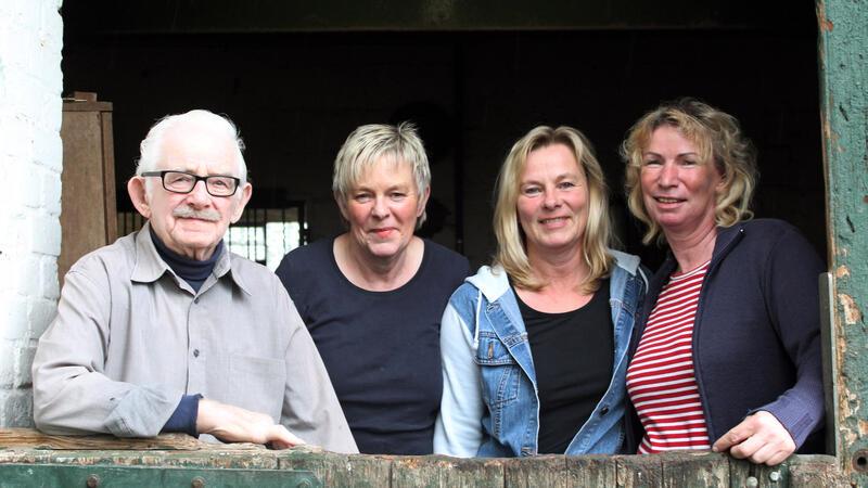Wilhelm Busch vermisst das Reiten Trainer Wilhelm Busch mit seinen Töchtern Rita Rose und Marion Deike sowie Nichte Gudrun Busch (v.l.).