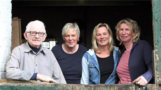 Trainer Wilhelm Busch mit seinen Töchtern Rita Rose und Marion Deike sowie Nichte Gudrun Busch (v.l.).