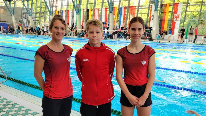 Trainerin Alexandra Janitzki, Yehor Byba und Isabella Janitzki (v.l.) während der deutschen Meisterschaften im Sportbad Heidberg in Braunschweig.