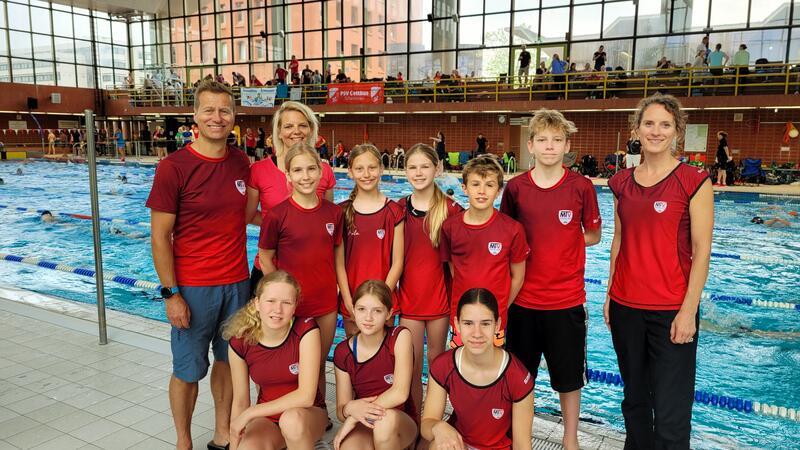 Trainerin Alexandra Janitzki (r.) sowie die Betreuer Nadine und Lars Matthes mit acht Nachwuchsschwimmerinnen und - schwimmern in Kiel.Foto: Privat