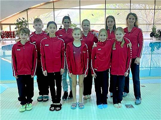 Trainerin Alexandra Janitzki (re.) und die in Hannover erfolgreichen Schwimmerinnen und Schwimmer des MTV Goslar (v.li.): Carl Kreibohm, Yehor Byba, Marissa Röttger, Isabella Janitzki, Malin Matthes, Jana Papstein, Marlene Knoop, Mariella Günther und Nele Habig. Foto: Privat