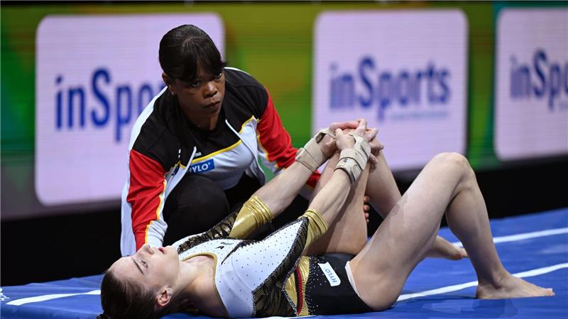 Trainerin LaPrise Harris-Williams kümmert sich um Helen Kevric.